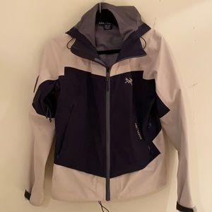 Arc’teryx women’s beige/navy ski soft shell Size 4-6 EUC